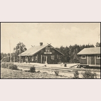 Dingelvik station omkring 1910. Vykort förlag C.A. Stehn, från Järnvägsmuseet. Foto: Okänd. 