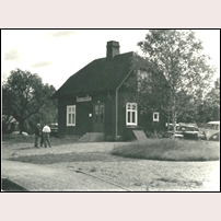Röl-Smedsta håll- och lastplats omkring 1950. Bild från Järnvägsmuseet. Foto: Okänd. 