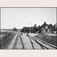 Röl-Smedsta håll- och lastplats 1935. Bild från Järnvägsmuseet. Foto: T. Hallenius. 