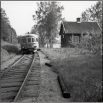 Björkbäcken hållplats för rälsbussar 1969 bestod av enbart en enkel träplattform och en namnskylt av busshållplatsmodell med turlista. Rälsbussen i tåg 4943 är YBo7 1196. Bild från Järnvägsmuseet. Foto: Staffan Mörling. 