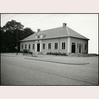 Olskroken station med nya stationshuset omkring 1932. Bild från Järnvägsmuseet. Foto: Okänd. 