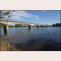 Bro över Ljusnan vid Edänge 2021, senaste tillskottet. Bron ligger någon kilometer nedströms de två gamla broarna som båda är tagna ur bruk men ligger kvar. Foto: Olle Thåström. 