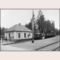 Horndals bruk station omkring 1922, eller omkring 1925 (uppgifterna varierar). Det lilla tåget draget av järnvägens lok nr 3 (tidigare Malmö - Limhamns järnväg nr 4) står redo att avgå mot By och väntar bara på att stationsmästaren Karl Lind (1861-1932) ska visa avgång. Bild från Järnvägsmuseet.

 Foto: Okänd. 