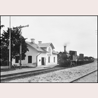 By kyrkby station omkring 1922. Loket är banans nummer 3, inköpt 1917 från Malmö - Limhamns järnväg, där lok nummer 4 Hyllie. Bild från Järnvägsmuseet. Foto: Okänd. 