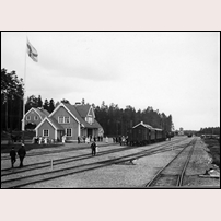 Strömsberg station 1918. I fjärran ses det lokstall som uppfördes för övernattande ånglok. Bild från Järnvägsmuseet. Foto: Okänd. 