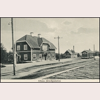 Altuna station på 1910- eller 1920-talet. Till höger om stationshuset med hög skorsten ligger ett mejeri. Bild från Järnvägsmuseet. Foto: Okänd. 
