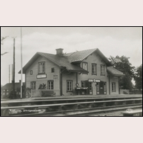 Rosshyttan station omkring 1929, efter att stationshuset blivit ombyggt. Okänt vykort från Järnvägsmuseet. Foto: Okänd. 