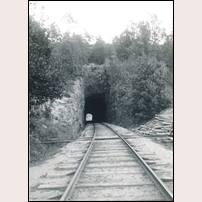 Teåkers tunnel okänt år. Fotoriktningen är mot öster och fotografen befinner sig mittför Teåkers banvaktsstuga. Bild från Järnvägsmuseet. Foto: Okänd. 