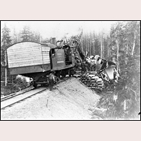 Granbo grusgrop 1908 eller 1909. Från "Historiska Östersund": När Inlandsbanan byggdes mellan Östersund och Lit, lades ett järnvägsspår intill en stor grustäkt, cirka två kilometer nordväst om Granbo by. Här lastades grus i vagnar för hand, ansågs så småningom gå för sakta och det införskaffades en stor lastmaskin från Amerika. 1908 eller 1909 brast banvallen och loket tippade. Den stora lastskopan drog upp det. Det fanns en T-semafor vid växeln in till grusgropen till slutet av sextiotalet.
 Foto: Okänd. 