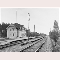 Vedevåg station omkring 1910, stationshuset är nybyggt. Bild från Järnvägsmuseet. Foto: Alfred Michelson. 
