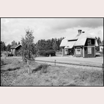 Tälläng station den 22 augusti 1961. En vecka kvar, därefter kommer det inte att gå några persontåg på banan. Bild från Järnvägsmuseet. Foto: Okänd. 