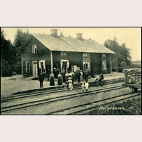 Hargshamn station med gamla stationshuset, alltså bör bilden vara tagen före 1909.  Bild från Järnvägsmuseet. Foto: Okänd. 