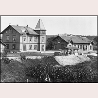 Ed station 1888. Byggnaden till vänster är Järnvägshotellet. Vid branden 1910 förstördes stationshuset, järnvägshotellet och ytterligare två hotell (uppgifter från Järnvägsmuseet). Bild från Järnvägsmuseet. Foto: Okänd. 