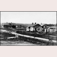 Aneby station 1876 - 1878, den äldsta kända bilden härifrån. Till vänster ligger den s.k. stinsvillan, som fortfarande finns kvar och till höger en bekvämlighetsinrättning med ett omgivande plank. Bild från Facebookgruppen Minnen från Aneby.

 Foto: Adolf Emanuel Hjertsäll. 