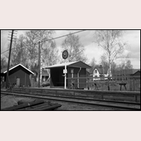 Guttsta hållplats 1941. På den vita skylten står: "Då resande önska påstiga tåg ställes skivan tvärs för banan". Bild från Järnvägsmuseet. Foto: Okänd. 