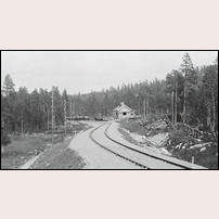 Bornåssjön håll- och lastplats omkring 1928. Hållplatsstugan verkar vara under uppförande. Bilden är en delförstoring av originalet. Bild från Järnvägsmuseet. Foto: Okänd. 