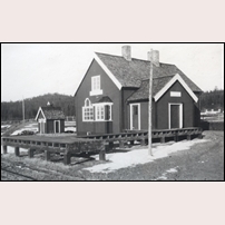 Skatan station på 1920-talet (eller omkring 1930, uppgifterna varierar). Bild från Järnvägsmuseet. Foto: Okänd. 