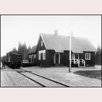 Öjvallberget station omkring 1930 (öppnad för trafik 1928). Bild från Järnvägsmuseet. Foto: Okänd. 