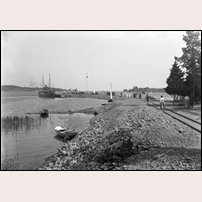 Arkösund station, hamnspåret omkring 1900. Fartyget vid kajen är S/S Södermanland. Bild från Järnvägsmuseet. Foto: Dagmar Eriksén. 