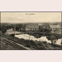 Årås station, norra bangårdsänden syns på denna bild som framför allt visar Årås sulfitfabrik, byggd 1894 och förstörd i en brand 1914. Foto: David Otto Holmqvist. 