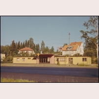 Frufällan hållplats 1969. Hållplatsbyggnaden hade förlängts betydligt sedan den  byggdes 1938. När bilden togs var trafiken redan nedlagd. Bild från Järnvägsmuseet. Foto: Okänd. 