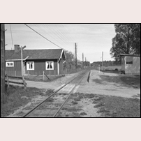 Alebäcks banvaktsstuga på 1950-talet till vänster, Alebäcks hållplats till höger. Fotoriktning mot Lidköping. Bild från Sveriges Järnvägsmuseum. Foto: Nils Ström. 