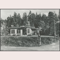 Ensta hållplats på 1950-talet. Vykort från Pressbyrån. Foto: Okänd. 