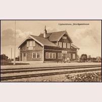 Upplands Tuna station, här med den gamla stavningen Upplandstuna. Bilden är troligen tagen på 1920-talet. Bild från Järnvägsmuseet. Foto: Okänd. 