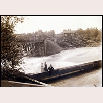 Banvaktsstugan invid järnvägsbron över Göta älv okänt år. Bron är den ursprungliga s.k. stålbron. Foto: Okänd. 