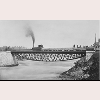 Bron över Göta älv 1866, den ursprungliga s.k. stålbron troligen här under provbelastning. Foto: Okänd. 