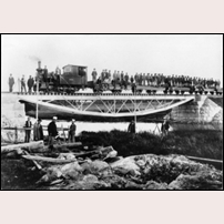 Bro över Flian, provbelastning 1899. Loket är LSSJ nr 7 Lidan. Bild från Järnvägsmuseet. Foto: Okänd. 