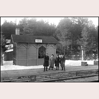 Hansjö hållplats okänt år. Bilden finns även i Orsa kommuns bildarkiv och anges där vara tagen 1928-1935. Foto: Gabriels Ernst Hansson. 