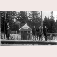 Hansjö hållplats okänt år, tidigast 1909. Bilden finns i Orsa kommuns bildarkiv och anges där vara tagen 1922-1925. Foto: Finn Anders Hansson. 
