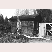 Överhogdals grusgrop den 13 april 1988, den här märkliga byggnaden tjänar som raststuga. Den har med största sannolikhet tidigare varit hållplatsstuga vid Hansjö hållplats norr om Orsa. Foto: Jöran Johansson. 