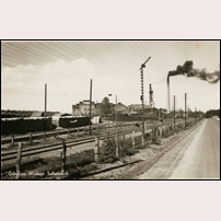 Götafors lastplats omkring 1948. Visserligen ser man inte själva lastplatsen men åtminstone den tillhörande semaforen och sidospåret till pappersmassefabriken. Bild från Järnvägsmuseet. Foto: Okänd. 