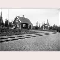 Gulåstjärn på 1910-talet. Närmast stationshuset, längre bort pumparebostaden, hus 9. Bild från Järnvägsmuseet. Foto: Okänd. 
