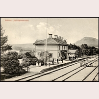 Fränsta station omkring 1906. Den markanta höjden i bakgrunden är Getberget, 352 m.ö.h. Bild från Järnvägsmuseet. Foto: Okänd. 