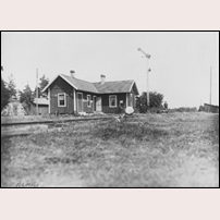 Älmås håll- och lastplats 1910, eller 1923 eller 1925, uppgifterna i museet varierar. Bild från Järnvägsmuseet. Foto: Malmsten. 