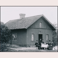 Örebro station, första stationshuset vid Örebro - Köpingsbanan 1885 - 1890. Bild från Järnvägsmuseet.  Foto: Okänd. 