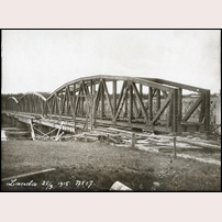 Landafors den 15 september 1915, en ny bro är på väg att ersätta den gamla. Bild från Järnvägsmuseet. Foto: Okänd. 