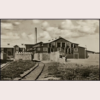 Havdhems tegelbruk omkring 1940. Sidospåret från linjen Visby - Burgsvik slutade här. Vykort, förlag Broanders, Havdhem. Bild från Järnvägsmuseet. Foto: Okänd. 