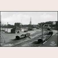 Simrishamns hamn på 1920-talet. Till vänster syns den vändskiva som "kopplar ihop" de två bilderna. Vykort från Almquist & Cöster på bild från Järnvägsmuseet. Foto: Okänd. 