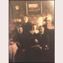 Banvakten Erik Ersson Lundberg med hustrun Johanna Gustava och två av barnen, Valdemar (1890-1919) och Elin (1896-1966). Bilden är sannolikt tagen i Gröntuvs banvaktsstuga, gissningsvis omkring 1910. Annica Johansson som bidragit med bilden är ättling till banvaktsparet i femte generationen. Foto: Okänd. 