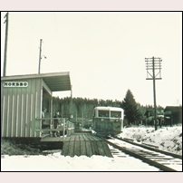 Norsbo hållplats okänt år. Bilden är hämtad från Norsbo - Hinsnorets Bystugeförenings webbplats.

 Foto: Okänd. 