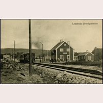 Leksboda station omkring 1915. I bakgrunden ses banvaktsstugan 133 Leksboda. Fotoriktning mot norr. Bild från Järnvägsmuseet. Foto: Okänd. 
