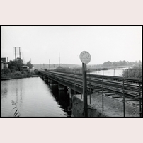 Sunna bro omkring 1946. Text på skylten: "Järnvägsbrons beträdande för obehöriga är vid vite förbjudet". Bild från Järnvägsmuseet. Foto: Okänd. 