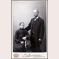 Banvakten Bernhard Pettersson med hustrun Kristina, porträtt 1904. Foto: Emelie Jacobson, Trollhättan. 