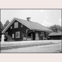 Jugansbo station på 1950-talet. Bild från Järnvägsmuseet. Foto: Okänd. 