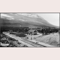 Abiskojokk hållplats eller som den här kallas anhaltstation, senare Abisko turiststation. Hållplatsen tillkom 1907 och linjen öppnades för elektrisk drift i januari 1915, så bilden måste vara tagen någon gång mellan 1907 och 1914. Bild från Järnvägsmuseet. Foto: Borg Mesch. 