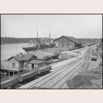 Oxelösunds hamn station 1899. Vid kajen ligger ångfartyget Hekla, hemmahörande i Oslo (Christiania). Bild från Järnvägsmuseet. Foto: Helfrid Gillberg. 